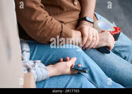 Gros plan les mains de photo man tiennent la bande de scotch Banque D'Images