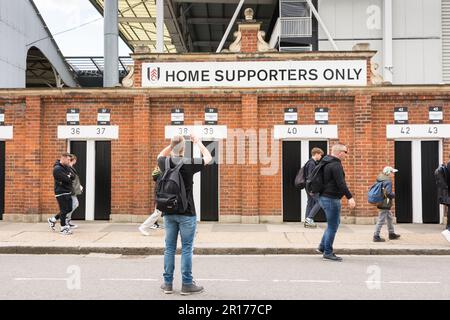 Supporters à l'extérieur des tourniquets à Craven Cottage, domicile du club de football de Fulham, Fulham, Stevenage Road, Londres, SW6, Angleterre, Royaume-Uni Banque D'Images