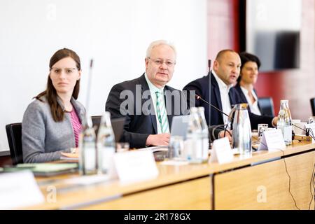 12 mai 2023, Bavière, Munich: Bernhard Pohl, vice-président du groupe parlementaire des électeurs libres et président du comité d'enquête sur la ligne principale (2nd de gauche), siège à côté de Jürgen Baumgärtner, membre du CSU du Parlement de l'État bavarois et vice-président du comité d'enquête (2nd de droite), Avant le début de la commission d'enquête sur la ligne principale dans la salle de conférence du Parlement de l'État de Bavière. Sur les traces de son ancien directeur des infrastructures, le PDG de Deutsche Bahn Richard Lutz doit désormais témoigner en tant que témoin au comité de Banque D'Images