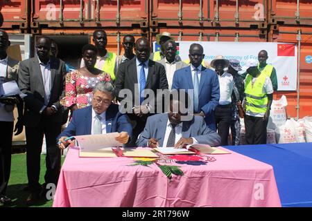 Juba, Soudan du Sud. 11th mai 2032. Manase Lomole Waya, présidente de la Commission de secours et de réhabilitation (R, front) et ambassadrice de la Chine au Soudan du Sud Ma Qiang (L, front) signent les documents lors de la cérémonie de passation de pouvoir à Juba, capitale du Soudan du Sud, 11 mai 2032. Le Soudan du Sud a reçu jeudi près de 2 400 tonnes métriques de riz du gouvernement chinois pour aider à répondre à la crise humanitaire provoquée par le conflit dans le Soudan voisin.ALLER AVEC 'la Chine fait don de riz pour aider la réponse humanitaire du Soudan du Sud' Credit: Denis Elamu/Xinhua/Alamy Live News Banque D'Images