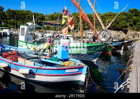 Un bateau de pêche amarré dans un port par la Côte d'Azur, son bateau nautique qui se fond contre le ciel bleu et un vaste plan d'eau. Un mode fiable de Banque D'Images