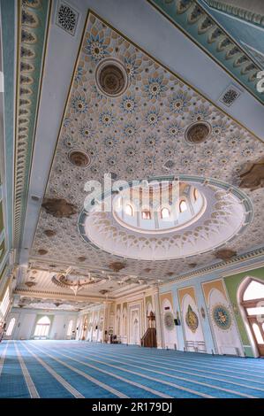 Vue intérieure de la mosquée, avec finitions blanches et dorées et dôme. À la mosquée Imam de Khazrati, dans le complexe Hazrati Imam de Tachkent, en Ouzbékistan. Banque D'Images