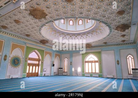 Vue intérieure de la mosquée, avec finitions blanches et dorées et dôme. À la mosquée Imam de Khazrati, dans le complexe Hazrati Imam de Tachkent, en Ouzbékistan. Banque D'Images