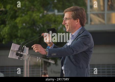 La candidate du PP pour la réélection va recommencer sa campagne au même endroit qu'elle l'a fait lors des dernières élections de 4 M qui ont cimenté son succès. Isabel Diaz Ayuso et José Luis Martinez-Almeida ont joué dans un événement massif dans lequel PP sources dans le débat que Carlos Moedas, maire de Lisbonne, a également assisté. L'événement a eu lieu ce jeudi, 11 mai à 6 h 30, et a également été suivi par les candidats à la mairie des municipalités de la région, ainsi que ceux de l'Assemblée de Madrid et du Conseil municipal de la capitale, qui, avec leur présence, couvrira le président et le m. Banque D'Images