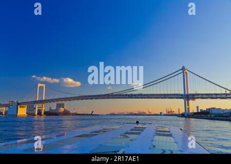 Rainbow Bridge et la baie de Tokyo depuis la terrasse sur le toit sur le bateau-bus Banque D'Images