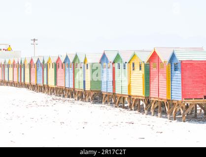 Rangée de cabanes de plage colorées, chalets à côté d'une station de sauveteurs Muizenberg plage, le Cap, Afrique du Sud dans le concept de haute clé vacances d'été, vacances Banque D'Images