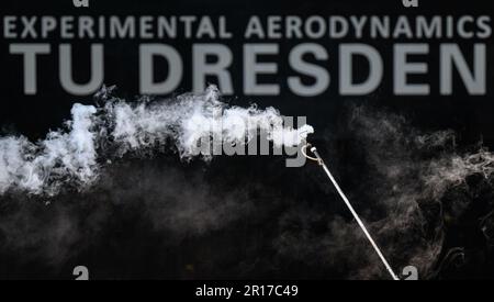 Dresde, Allemagne. 10th mai 2023. Une sonde de brouillard est utilisée pour démontrer la visualisation des flux dans le tunnel aérodynamique de l'Institut d'Ingénierie aérospatiale de tu Dresden dans le cadre d'une journée thématique organisée par le Ministère de l'économie de Saxe, intitulée 'Industrie de l'Aviation'. Crédit : Robert Michael/dpa/Alay Live News Banque D'Images