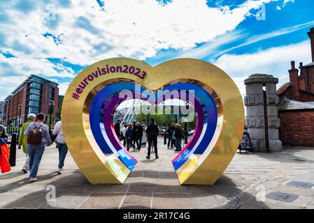 Liverpool, Royaume-Uni. 11th mai 2023. Un tunnel de cœur avec le hashtag #eurovision2023 vu aux Royal Albert Docks à Liverpool avant la finale de l'Eurovision le 13th mai. Le Concours Eurovision de la chanson qui a été remporté l'année dernière par l'Ukraine qui ne peuvent pas accueillir cette année consort en raison de la guerre en cours avec la Russie. Crédit : SOPA Images Limited/Alamy Live News Banque D'Images