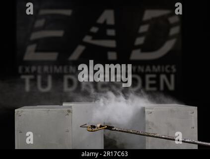 Dresde, Allemagne. 10th mai 2023. Une sonde de brouillard est utilisée pour démontrer la visualisation des flux dans le tunnel aérodynamique de l'Institut d'Ingénierie aérospatiale de tu Dresden dans le cadre d'une journée thématique organisée par le Ministère de l'économie de Saxe, intitulée 'Industrie de l'Aviation'. Crédit : Robert Michael/dpa/Alay Live News Banque D'Images