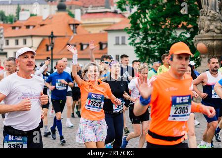 Prague, Tchéquie - 7th mai 2023 - course de marathon, au cours de laquelle les participants au marathon franchissent la ligne d'arrivée Banque D'Images