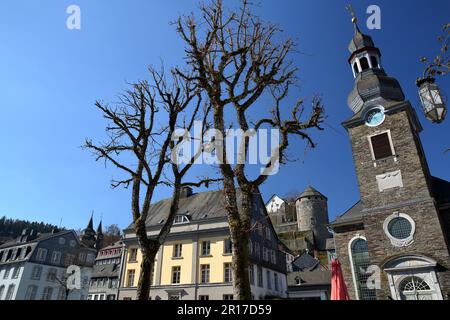 Le centre historique de la ville médiévale de Monschau, Rhénanie-du-Nord-Westphalie, Allemagne, avec des maisons à colombages Banque D'Images