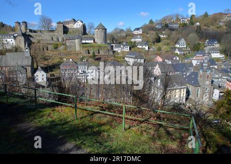 Vue générale de la ville historique et médiévale de Monschau, Rhénanie-du-Nord-Westphalie, Allemagne Banque D'Images