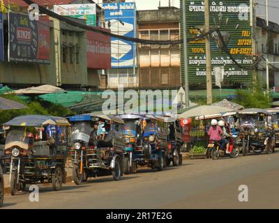 Laos, Vientiane : tuk-tuk alignés à l'extérieur de la gare routière. Banque D'Images