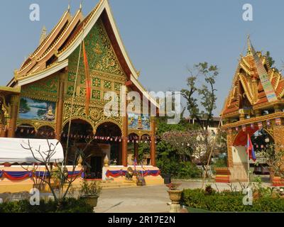 Laos, Vientiane : le pignon du temple Wat Inpeng, avec des scènes de la vie de Bouddha, a été restauré de 1968 à 75, en même temps que le magnifique Banque D'Images