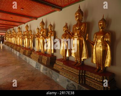 Thaïlande, Bangkok: Rangée de bouddhas debout dans les cloîtres du Wat Pho, le Temple du Bouddha couché. Banque D'Images