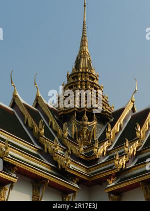 Thaïlande, Bangkok: Le Grand Palais, Wat Phra Keo: Une vue rapprochée du toit des gables de Dusit Maha Prasat Hall, construit en 1783 par Rama I pour les couronnements Banque D'Images