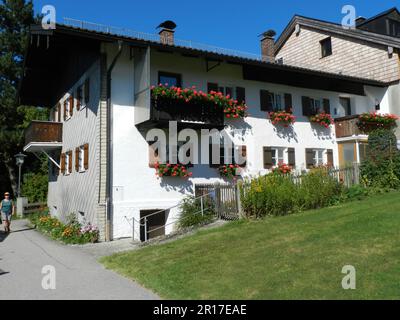 Allemagne, haute-Bavière: Une maison typique sur le Frraueninsel (l'île des femmes) dans le lac Chiemsee, Chiemgau. Banque D'Images