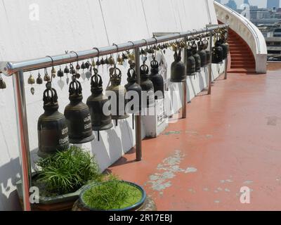 Thaïlande, Bangkok: Ligne de cloches de prière à Wat Saket sur le Mont d'Or. Banque D'Images