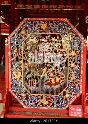 Thaïlande, Ayuthaya (ancienne capitale royale 1350-1767) : écran sculpté et peint dans le temple de Bang Pa-in Palace Gardens. Banque D'Images