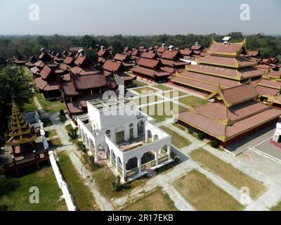 Myanmar, Mandalay: Le complexe du palais Mandalay (à l'intérieur du fort) qui a été complètement détruit pendant la Seconde Guerre mondiale et est en train d'être rebui Banque D'Images