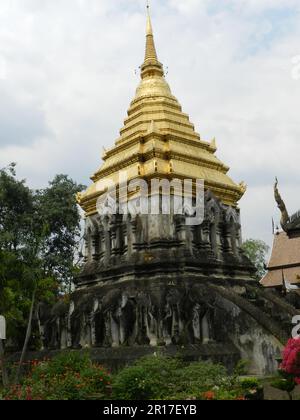 Thaïlande, Chiang Mai: Le Chang LOM Chedi à Wat Chiang Mun date de 1297. Il est porté sur le dos de 15 éléphants de brique et de stuc. Banque D'Images