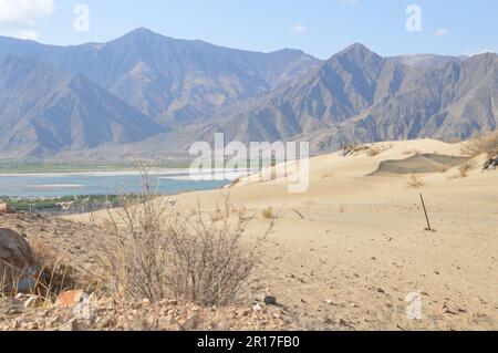 République populaire de Chine, Tibet : dunes de sable dans la vallée de Yarlung Tsangpo/Brahmaputra, près de Tsetang. Banque D'Images