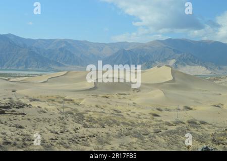 République populaire de Chine, Tibet : dunes de sable dans la vallée de Yarlung Tsangpo/Brahmaputra près de Tsetang. Banque D'Images