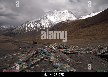 République populaire de Chine, Tibet : Najin Kangsang (7191m.) De Karo la (Pass)(5045m.), avec drapeaux de prière et bus Rotel. Banque D'Images