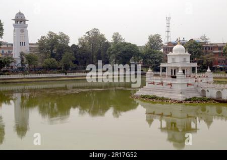 Népal, Katmandou: Rani Pokhari ('Queen's Pool'), aménagé en 1667, avec tour d'horloge (à gauche) et Temple Shiva (à droite). Banque D'Images