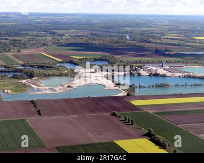 Allemagne, haute-Bavière, Munich: Des fosses de gravier au milieu d'un patchwork de champs. Vu de l'air. Banque D'Images