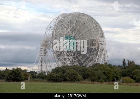 Angleterre, Cheshire : le télescope Lovell radio de 76 mètres à l'Observatoire de la banque Jodrell. Banque D'Images