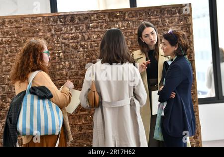 Rome, Italie. 11th mai 2023. Les gens visitent la sculpture « Continuum » lors d'un aperçu de l'exposition « le Grand Théâtre des civilisations » au siège de Fendi à Rome, Italie, 11 mai 2023. L'exposition, qui s'étend de 12 mai jusqu'au 1 octobre, présente une trentaine d'œuvres créées par le sculpteur contemporain italien Arnaldo Pomodoro entre la fin de 1950s et 2021, ainsi qu'une série de documents d'archives comprenant des photographies, des documents, des croquis et des dessins. Credit: Jin Mamengni/Xinhua/Alamy Live News Banque D'Images