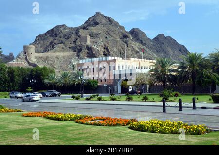 Oman, Muscat : une section des murs d'origine de la ville d'Old Muscat, accrochée à flanc de colline, avec des tours de guet régulières construites. Banque D'Images