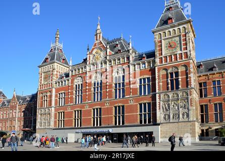 Pays-Bas, Amsterdam: L'impressionnante façade de style gothique/Renaissance de la gare centrale d'Amsterdam, conçue par Pierre Cuypers (qui aussi Banque D'Images