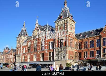 Pays-Bas, Amsterdam: L'impressionnante façade de style gothique/Renaissance de la gare centrale d'Amsterdam, conçue par Pierre Cuypers (qui aussi Banque D'Images