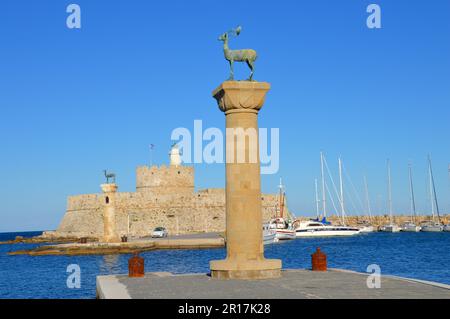 Grèce, île de Rhodes : entrée au port de Mandraki, avec cerf et cerf, les symboles héraldiques de l'île, sur les colonnes de chaque côté. En face, TH Banque D'Images