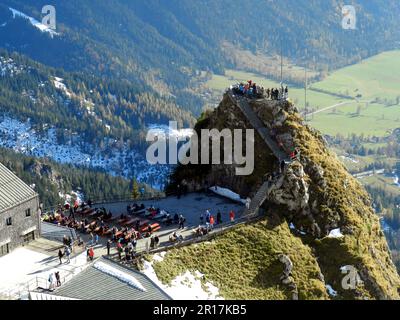 Allemagne, haute-Bavière, Bayerischzell: Vue depuis le sommet du mont Wendelstein (1838 mètres), avec Biergarten et plate-forme d'observation. Banque D'Images