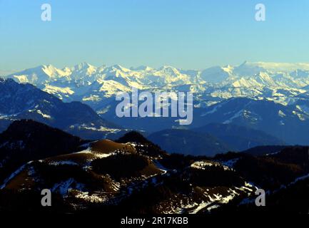 Allemagne, haute-Bavière, Bayerischzell: Vue depuis le sommet du mont Wendelstein (1838 mètres), au sud, avec les Alpes autrichiennes enneigées i Banque D'Images