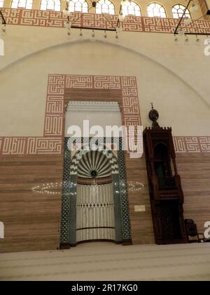 Bahreïn, Manama: La Grande Mosquée Al Fateh, la plus grande du pays, accueillant 7000 fidèles - intérieur, avec mihrab niche. Banque D'Images