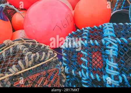 Bouées de pêche, cordages et pots de homard sur la rive, à côté du port de Teignmnouth, Devon, Grande-Bretagne. Banque D'Images