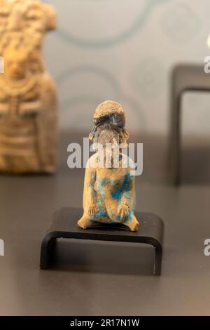 Figurine modèle de femme de Jaina, époque classique tardive, musée archéologique maya, fort San Jose, Campeche, Mexique Banque D'Images