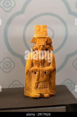 Modèle de figurine en céramique de la femme de Jaina, époque classique tardive, musée archéologique maya, fort San Jose, Campeche, Mexique Banque D'Images