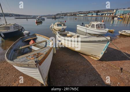 Des bateaux se sont arrêtés sur la rive dans le port, à l'intérieur de l'estuaire de la rivière Teign, à Teignmouth, Devon, en Grande-Bretagne. Banque D'Images