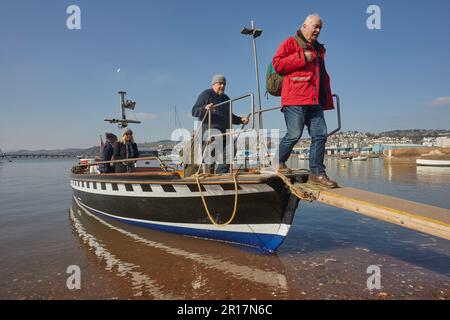 Passagers débarquant du ferry Teign (traversant l'estuaire Teign entre Shaldon et Teignmouth), à Teignmouth, Devon, Grande-Bretagne. Banque D'Images