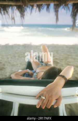 Femme couché sur une chaise de plage au Mexique. Banque D'Images