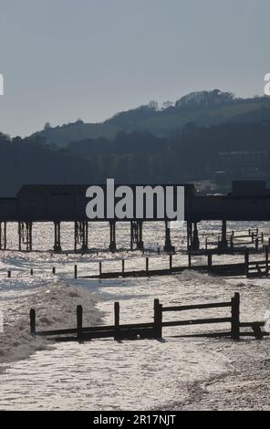 Vue sur la plage, la jetée et le promontoire de Ness, à Teignmouth, Devon, Grande-Bretagne. Banque D'Images