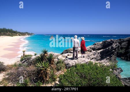 Couple de retraités profiter de plages de sable rose à la Warwick Long Bay Bermudes Banque D'Images