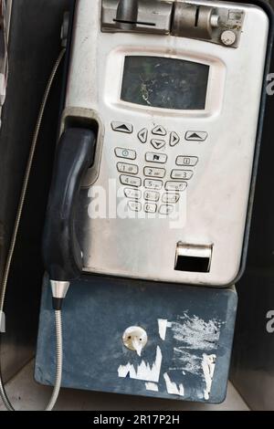 Ancien téléphone de rue à pièces, à partir d'une cabine téléphonique Banque D'Images