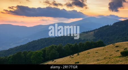montagnes ukrainiennes en été. affichez la portée distante. coucher de soleil dans les montagnes Banque D'Images