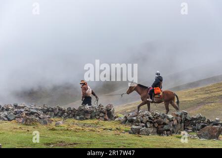 Compatriotes aidant les touristes à atteindre la montagne de 7 couleurs, Pérou Banque D'Images